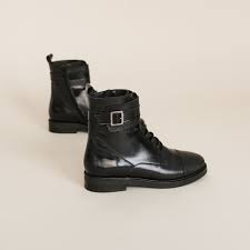 Ces bottines à lacets et aux semelles épaisses s'imaginent facilement portées dans un registre rebelle. Bottines A Lacets Et Boucle Femme En Cuir Reptile Noir Jonak