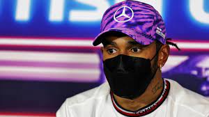 Sir lewis hamilton is a british racing driver. Formel 1 In Silverstone Lewis Hamilton Nach Verstappen Abschuss Rassistisch Beleidigt