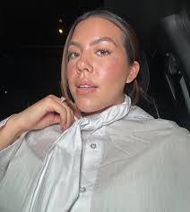 Traci Flores's Instagram, Twitter & Facebook