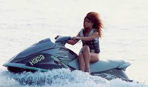 As Melhores Reacoes A Foto De Rihanna De Pernas Cruzadas No Jet Ski