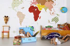 Papier peint carte du monde vieillie, décorations murales inspirées par le style vintage ou moderne. Papiers Peints Mappemonde Et Leur Utilisation A L Interieur