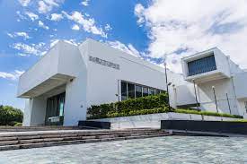 位於臺北市圓山中山美術公園，佔地六千二百坪，全館建築共分六層─地下三層、地上三層，共有展場23間、餐廳、戶外咖啡, 藝術書店、圖書室、視聽室、哺乳室, 美術教室, 資源教室, 停車場等休憩服務空間。建築由高而潘建築師事務設計監造，以懸臂飛廊之「井」字結體形式. é¤¨æ‰€è³‡è¨Š åšç‰©ä¹‹å³¶