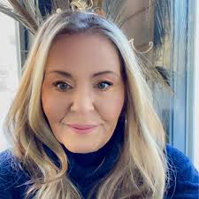 Mary Alton's Instagram, Twitter & Facebook