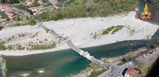 È crollato il ponte pagliari, struttura mobile di accesso in darsena. Crolla Il Ponte Di Caprigliola Tra La Spezia E Massa Un Ferito Spezzato In Due Un Gasdotto Bloccata La Fuoriuscita Tgcom24