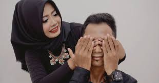 Dia yang mulakan mesej kita, tapi tergantung begitu sahaja. 9 Tips Tawan Hati Lelaki Pendiam