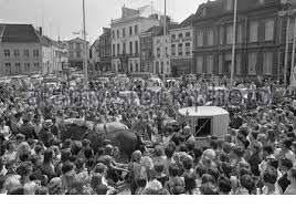 Een superlieve vrouw, maar met veel psychische problemen. Marriage Rob De Nijs And Elly Hesseling In Bergen Op Zoom Rob De Nijs And Elly Hesseling In Carriage Between The Public Date 30 July 1968 Location Bergen Op Zoom Keywords Marriages Singers Personal Name Hesseling Elly Nijs Rob De Stock