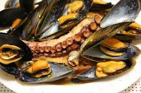 Per gustarla al meglio bisogna preparare anche dei croccanti crostini di pane, che accompagnano questo piatto succulento. Zuppa Di Cozze Alla Napoletana Zuppa Di Cozze Del Giovedi Santo