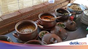 Dining with stunning view of lombok sobre salza resto. Rumah Makan Di Ponorogo Ini Tawarkan Nuansa Tradisional Dan Menu Desa