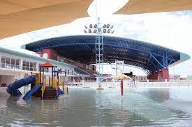 Ini adalah kerana smk demak baru terletak berhampiran beberapa fasiliti sukan, antaranya ialah stadium negeri, pusat akuatik pandelela rinong dan akademi memanah tertutup kuching. Pandelela Rinong Aquatic Centre Sarawak Sports Corporation Ssc