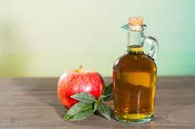 Placez votre pied dans le grand récipient contenant la solution de vinaigre. Vinaigre De Cidre Bienfaits Utilisation Peut On Le Boire