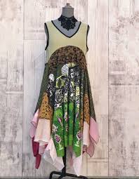 Robe vintage en velours noir avec effet pailleté (voir gros plan), très bon état matière stretch donc jolie robe vintage en parfait état ! Upcycled Country Robe Jade Verte Patchwork Boho Hippie Vintage Broderie Dentelles Hippie Boho Chic Rostic Art V Vetement Recycle Vetements Hippie Vintage