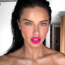 80s Makeup Is Making A Welcome Return Here S The Most Delicious Inspo Fuchsia Lipstick Pink Lips Makeup Pink Lipstick Makeup