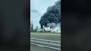 Feuerwehr und luftmesswagen sind im einsatz. Ukd4t1kai6nylm