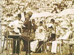 Tunku abdul rahman dilahirkan pada 8 februari 1903 di istana tiga tingkat, alor setar, kedah yang lebih dikenali sebagai istana pelamin. 5 Nilai Pengajaran Tunku Abdul Rahman Untuk Anda Yang Rasis Dan Suka Stereotaip Iluminasi