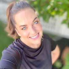 Lilo is constantly bringing smiles to other hikers — especially when she's  wearing her bandana and her Corgi goggles, or "coggles."