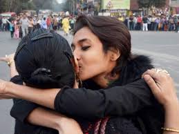 Lesbian Met,திருமணமான கணவனை விட்டு விட்டு லெஸ்பியன் தோழியுடன் ஓடி போன  புதுப்பெண்...! - newly married women left her husband family and living  with her lesbian partner in up - Samayam Tamil