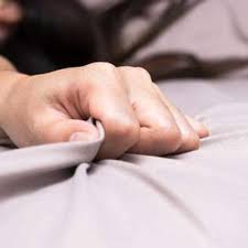 Istri menghisap kemaluan suami, dalam istilah seksiologi disebut dengan oral seks. Video Teknik Menjilat Di Malam Pertama Untuk Elak Kecederaan Kepada Isteri