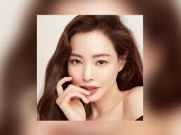 Honey Lee welcomes baby girl