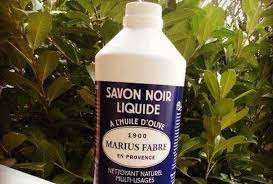 Il est aussi possible de nettoyer tout le canapé en mélangeant 500 ml de vinaigre blanc, 200 ml d'eau tiède et 1 cuillère à soupe de liquide vaisselle. 16 Utilisations Du Savon Noir Que Tout Le Monde Devrait Connaitre