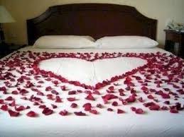 44 Cute And Romantic Valentine Bedroom Decor Ideas Pimphomee Valentine Bedroom Decor Valentines Bedroom Romantic Room