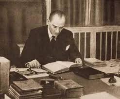 Turkiye De Gorev Yapan Amerikan Buyukelcisi General Charles H Sherril Ataturk Un Kendisini Kutuphanesinde Kabul Etmesini Great Leaders Turkish Military Leader