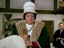 (popelka silně zametá a práší, macecha a dorka mizí. Macecha Koukalek Cz