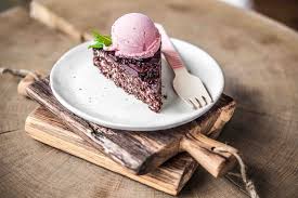 Boule De Glace Fraise Sur Une Part De Gateau Au Chocolat En 2020 Gateau Chocolat Delicieux Chocolat