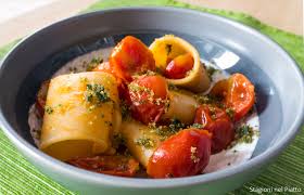 Aggiungete i pomodorini collina e salate, insaporite anche del basilico e lasciate cuocere il sughetto per 20 minuti a fuoco dolce mescolando di tanto in tanto. Paccheri Con Pomodorini Su Crema Di Burrata Stagioni Nel Piatto