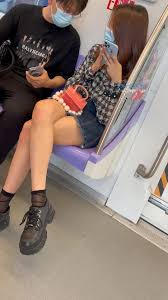 尾随偷拍美女裙底风光气质眼镜年轻美女买奶茶性感白内包不