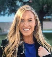 Elise Padgett's Instagram, Twitter & Facebook