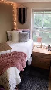 Meet the interior designer i wanted to show that it's possible to achieve a relaxing, stylish bedroom that feels spacious, even in a small room, says interior designer helen svensson. Simple Minimalist Small Bedroom Decor Novocom Top