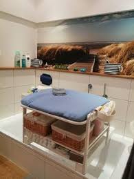 Im badezimmer ist es meistens kuschelig warm und du hast immer einen wasserhahn in der nähe. 15 Wickeltisch Badewanne Ideen Wickeltisch Wickeltisch Badewanne Badewanne