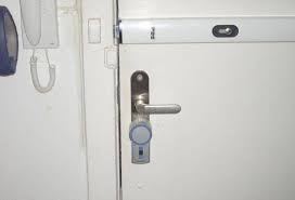 Wenn die wohnungstür zugefallen ist, gibt es noch eine andere möglichkeit, in die wohnung zu gelangen. Ratgeber Checkliste Haustur Fur Das Wohnen Im Alter Anpassen Bequem Leicht Und Schnell Ins Haus Gelangen Online Wohn Beratung De