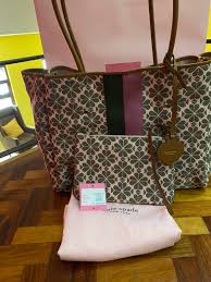 This revolutionary lifestyle tableware brand from clothing and accessory designer, kate spade, is both unique and playful. Kate Spade Everything Spade Flower Large Tote Women S Fashion Bags Wallets Tote Bags On Carousell