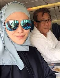 Pelakon zizie ezette dan suaminya datuk seri bung moktar radin ditahan suruhanjaya pencegahan rasuah malaysia (sprm) semalam. Tak Muat Naik Gambar Zizie Ezette Dituduh Tak Jaga Suami Mynewshub