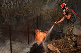 Σε ύφεση η μεγάλη πυρκαγιά στη βαρυμπόμπη. Synqxbfopadqfm