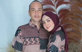 Gary iskak tampak terbaring di ranjang rumah sakit dalam foto tersebut. Wwe3yauztm Q9m