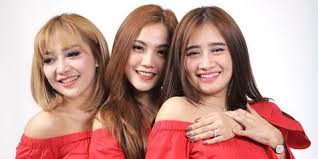 Dalam sebuah video pendek yang beredar di media sosial, elok membuat netizen gagal fokus karena tali bhnya lepas. Sempat Tak Dikenal Hingga Dianggap Trio Nyinyir Ini Rahasia Trio Macan Tetap Solid Kapanlagi Com