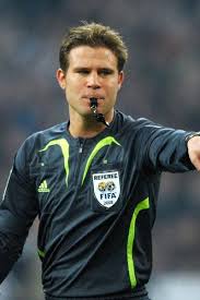 Dibatasinya jumlah maksimal pemain sepak bola juga disesuaikan dengan lebar lapangan yang saat ini digunakan. Cara Menjadi Wasit Sepak Bola Aturan Permainan