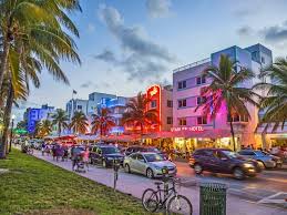 This small barrier island near miami was originally cleared of mangroves in the late 1800's to make way for a coconut farm, and was later incorporated as a city by real estate developers in 1915. Ocean Drive In Miami Beach Mit Vielen Infos Zum Besuch Der Flaniermeile