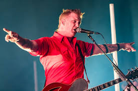 When the quartet disbanded in . Josh Homme Tritt Fotografin Wahrend Eines Konzerts Ins Gesicht Regioactive De