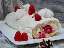 Ajouter le mascarpone et fouetter afin d'obtenir un mélange lisse et homogène, puis ajouter le chocolat blanc refroidi. Notre Recette Facile De Buche De Noel Au Chocolat Blanc Et Aux Framboises Femme Actuelle Le Mag