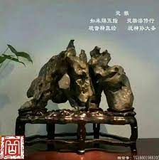 靈璧石是中國四大名石之首 集質 聲 形 色於一體 瘦 透 皺 漏 傴 懸 黑 響 作為供石至善至美 近十年 隨著石文化的發展 國內外掀起了一股潛在力較強的藏石風 靈璧石因久負盛名 為歷代帝王將相 文人雅士所鍾愛 更受到今日廣大愛石者的青睞 自1990年