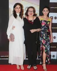 Kareena Kapoor And Her Mother Babita Kapoor Turn Up To Support Karishma Kapoor For Screening Of Mentalhood Hungryboo Kareena Kapoor Kareena Kapoor Khan Fashion Outfits