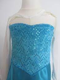 <br>confeccionada em lã com aplicação de strass em toda a trança. Elsa Kleid Knuffeliges De