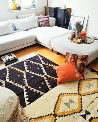Bohemtolia On Instagram Dekorasyonda Cesur Denemeler Yapmaktan Cekinmeyin Kilim Ustune Kilim Duvara Dayali Yerde Duran Cerceve Layered Rugs Home Decor Home