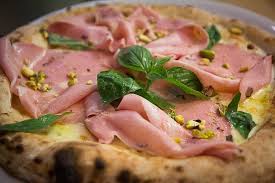 La meilleure pizza du meilleur restaurant italien de bruxelles c'est chez la piola pizza livrée chez vous et au bureau avec deliveroo. La Piola Pizza