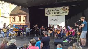 Jan a františek nedvědové vyrůstali v praze na spořilově, ale hodně času trávili v lukách pod medníkem na sázavě. Kralovna Z Dundrum Bay By Eliska Strachotova