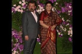 Smriti irani family with parents, husband, son and daughter subscribe to our channel: Akash Shloka S Wedding Smrit Irani And Husband Zubin Look Elegant
