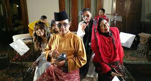 Hail amir (lahir 2 november 1955) mencipta nama sebagai seorang penyanyi sekitar 1976 dan 1977. Hail Amir Photos Facebook